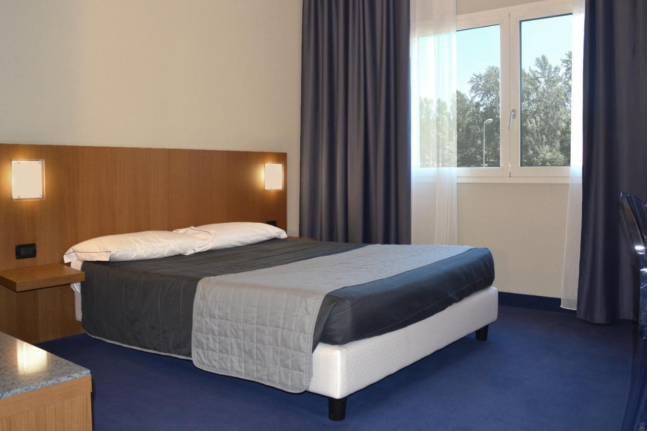 Anusca Palace Hotel 카스텔산피에트로테르메 외부 사진
