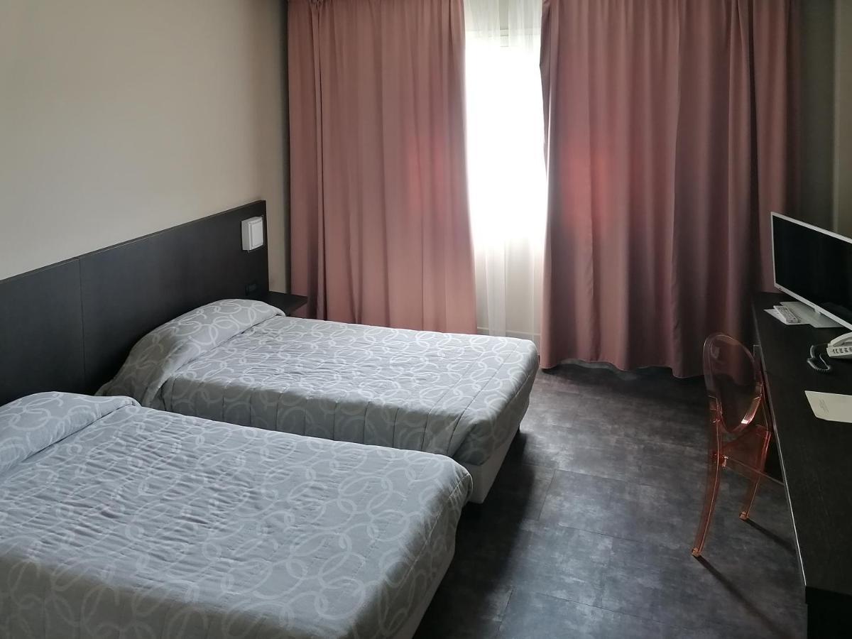 Anusca Palace Hotel 카스텔산피에트로테르메 외부 사진