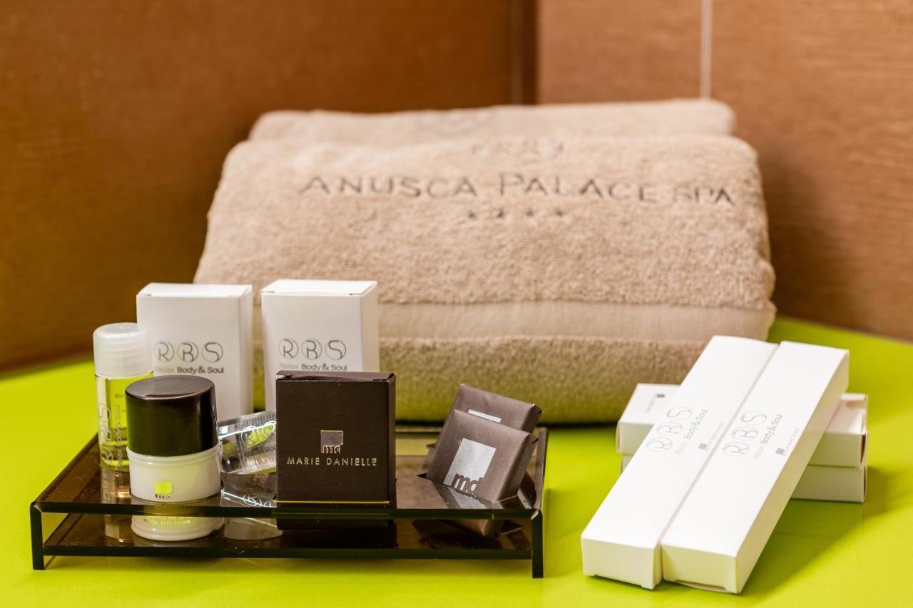 Anusca Palace Hotel 카스텔산피에트로테르메 외부 사진