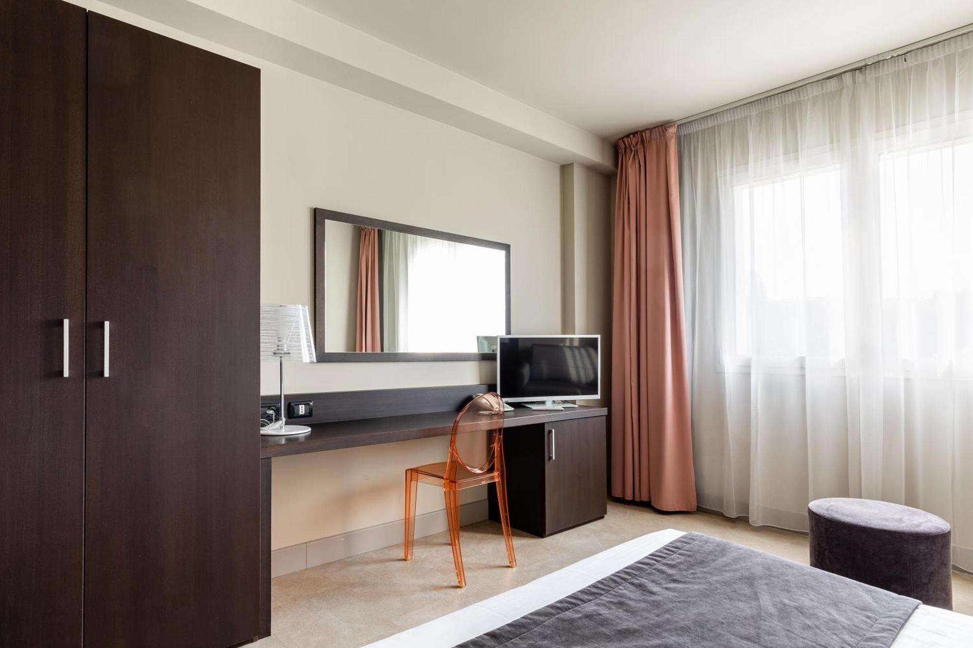 Anusca Palace Hotel 카스텔산피에트로테르메 외부 사진