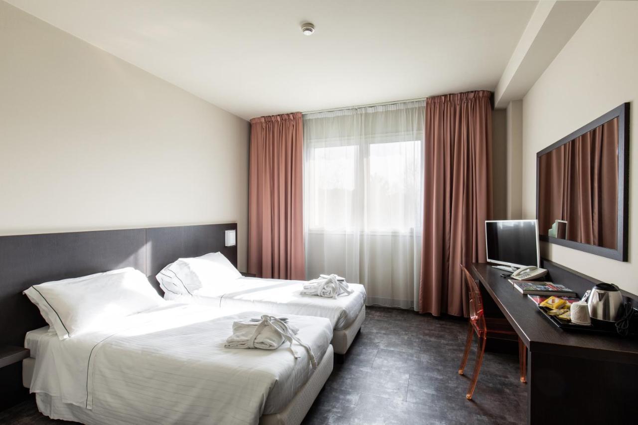 Anusca Palace Hotel 카스텔산피에트로테르메 외부 사진