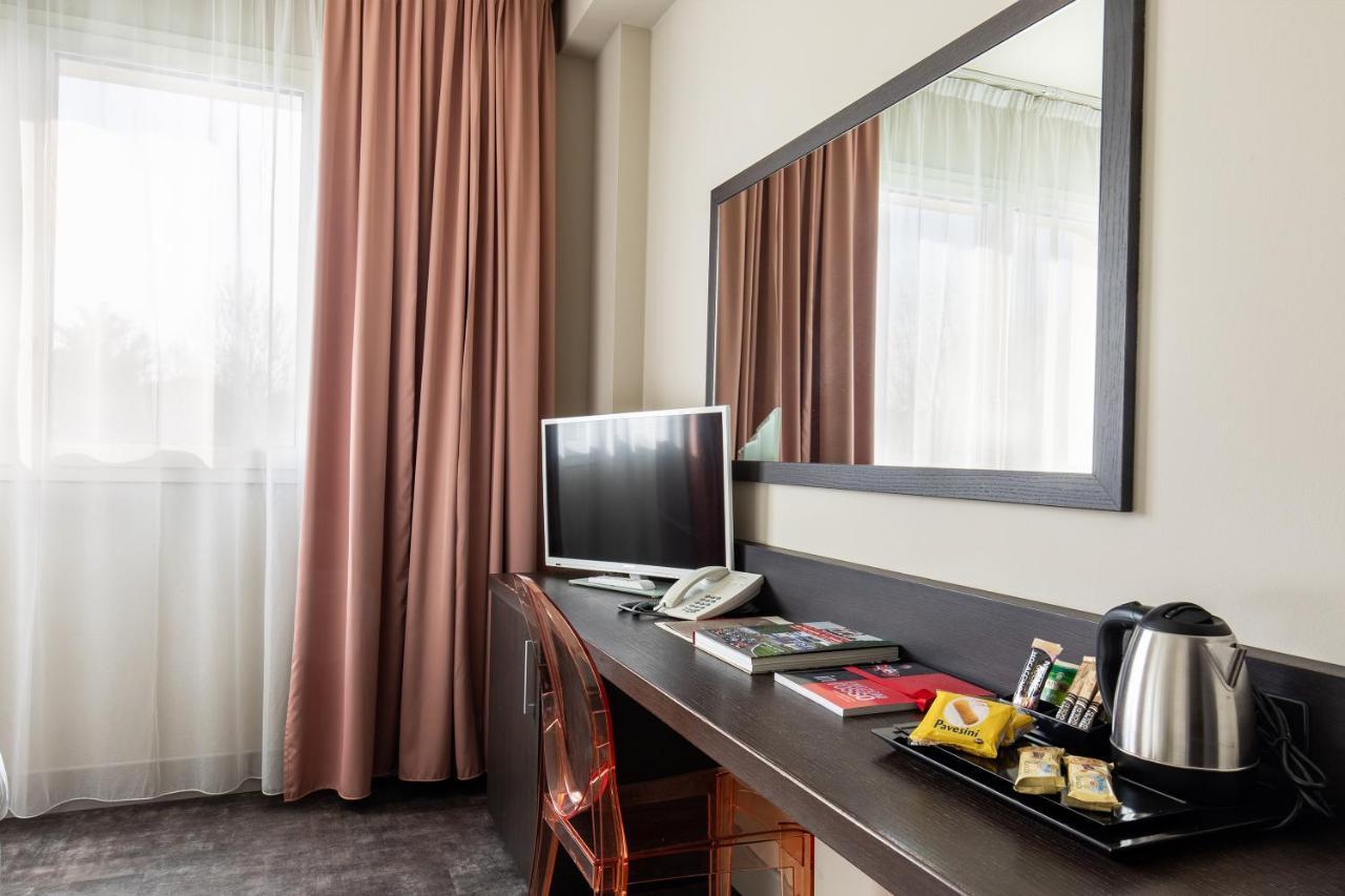Anusca Palace Hotel 카스텔산피에트로테르메 외부 사진